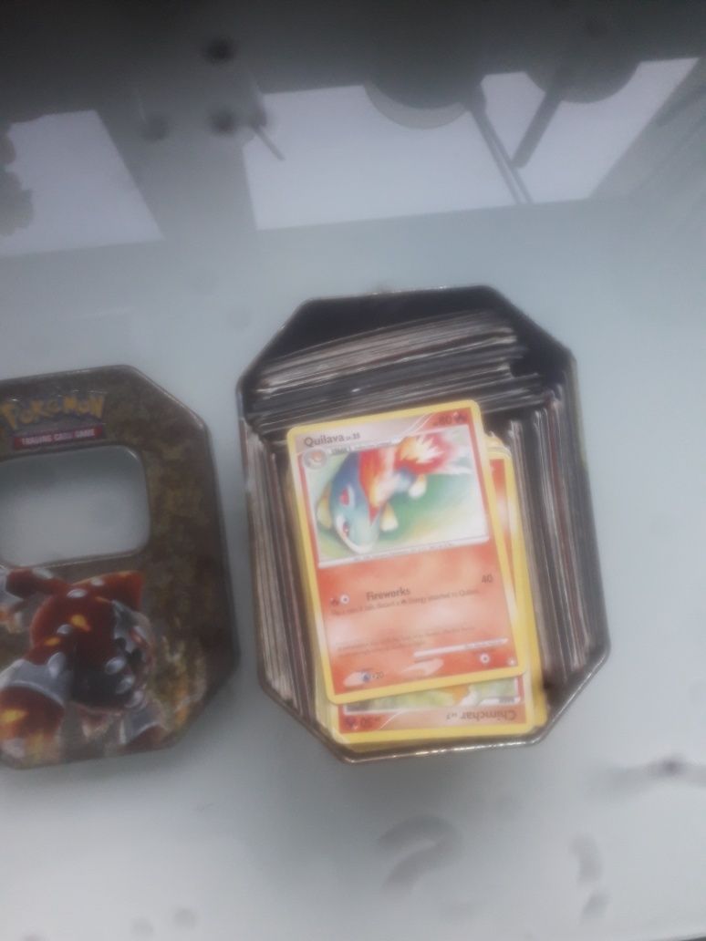 Pacote metálico de cartas Pokémon