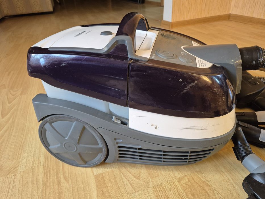 Пилосос миючий з аквафільтром Bosch BWD41740