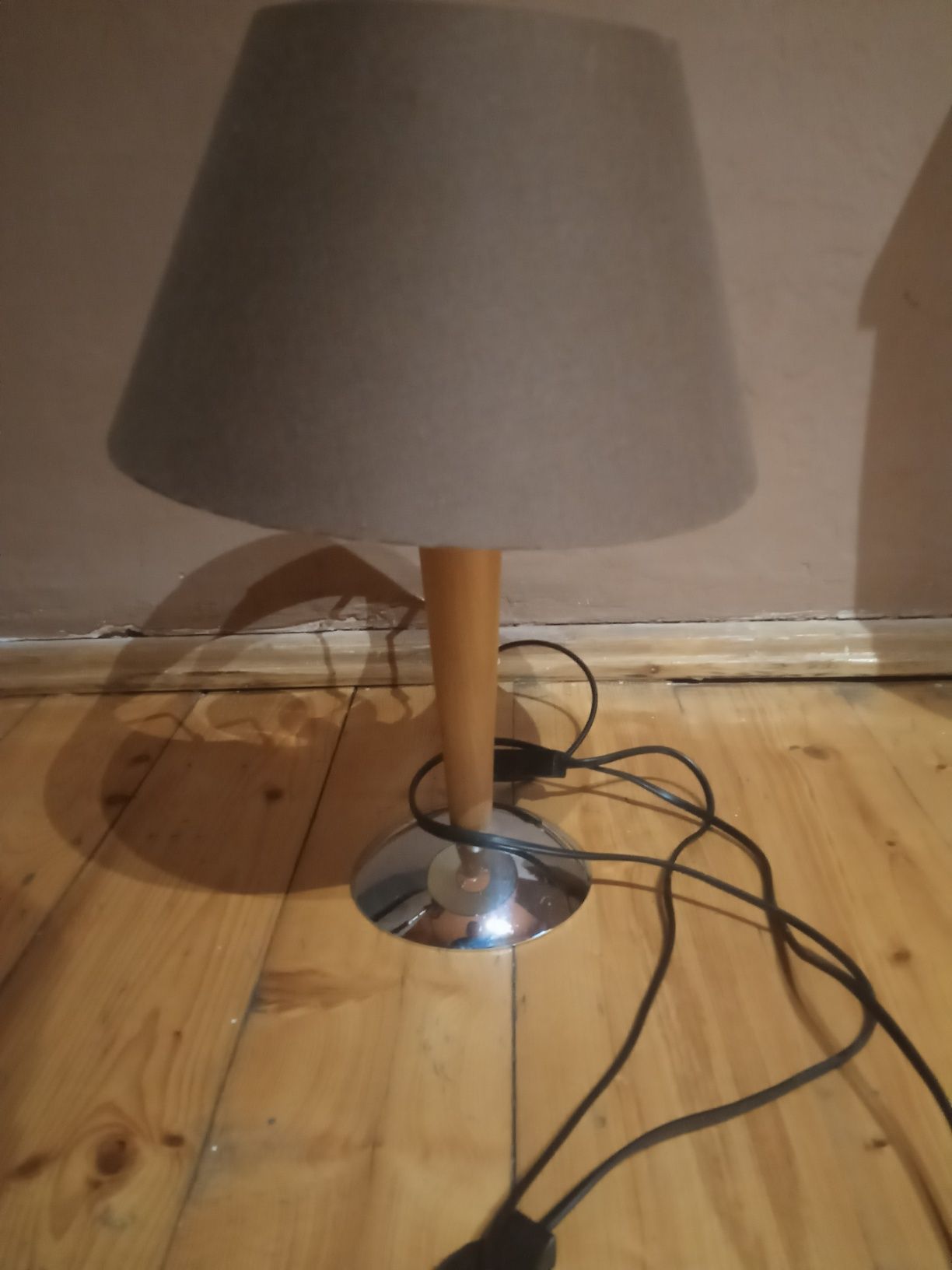 Sprzedam lampkę nocną z żarówką energooszczędną.