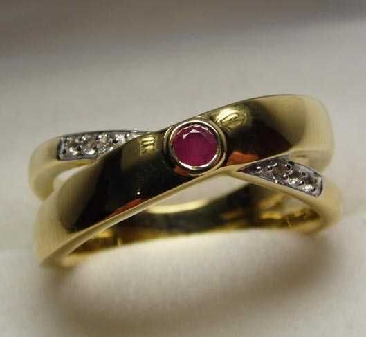 Pierścionek naturalny rubin i cyrkonie srebro złocone R.17.