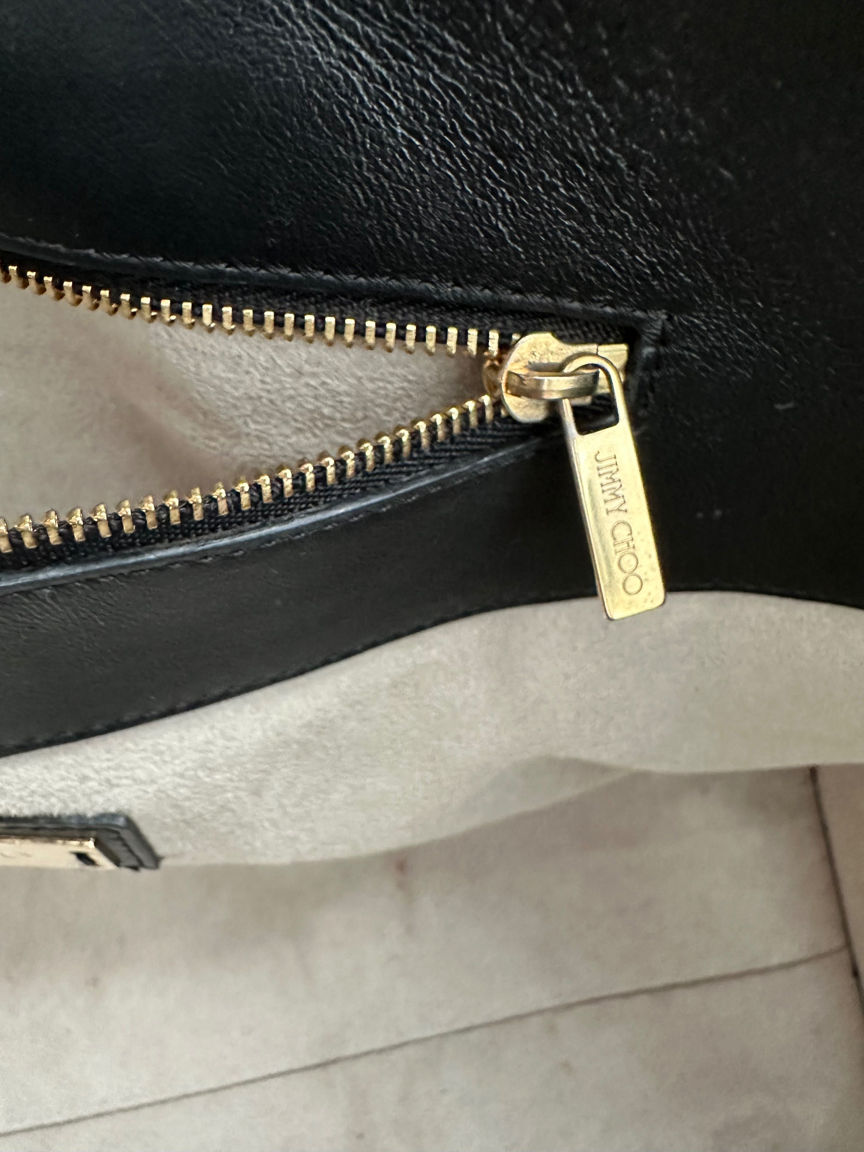 Sprzedam torebkę Jimmy Choo w stanie „Doskonałym”.