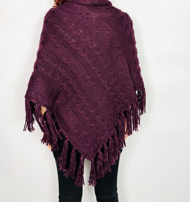 Śliwkowe poncho z golfem i frędzlami Warehouse oversize