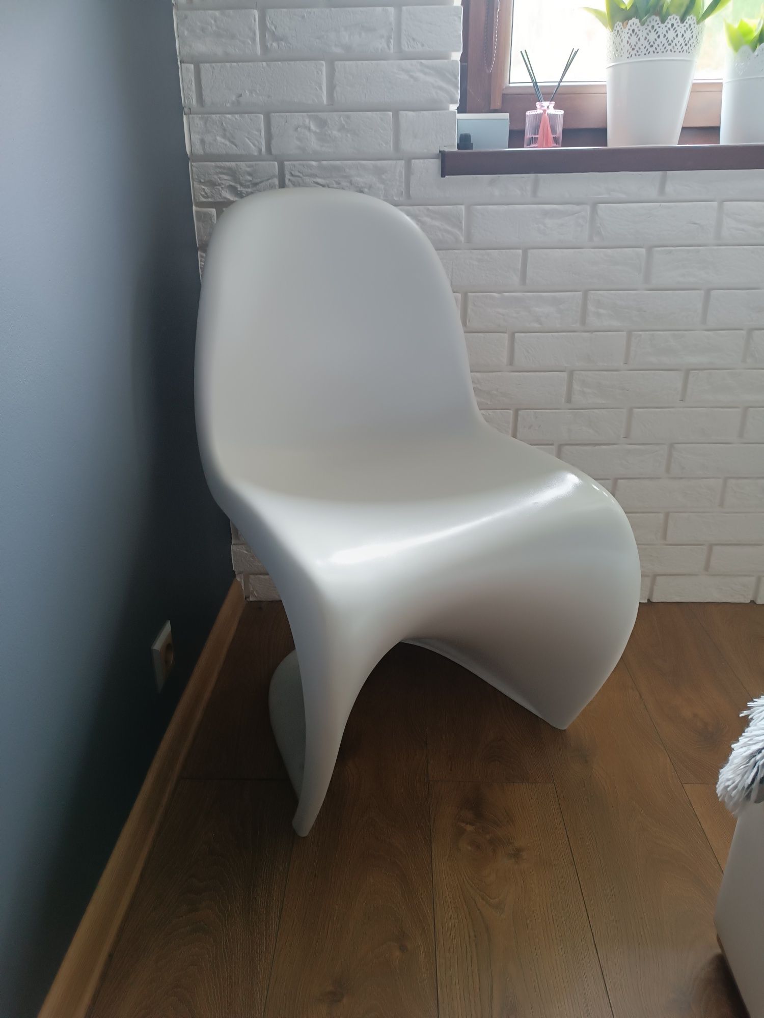 Krzesło białe do toaletki balance fala