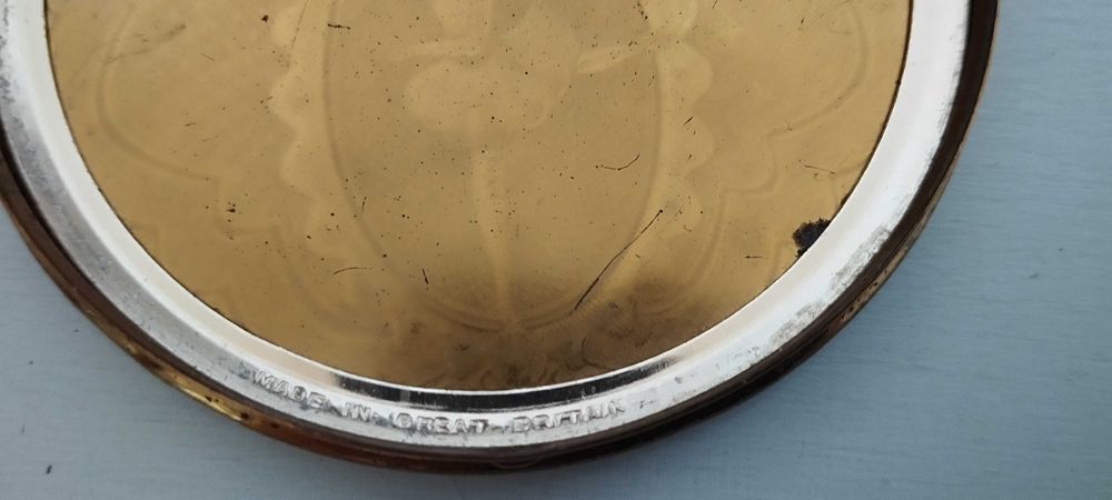 Caixa antiga para pó de arroz com borla