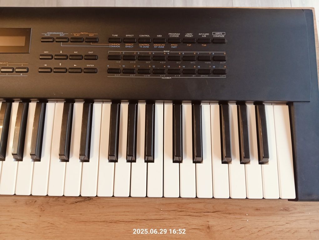 Organy Roland JV-80