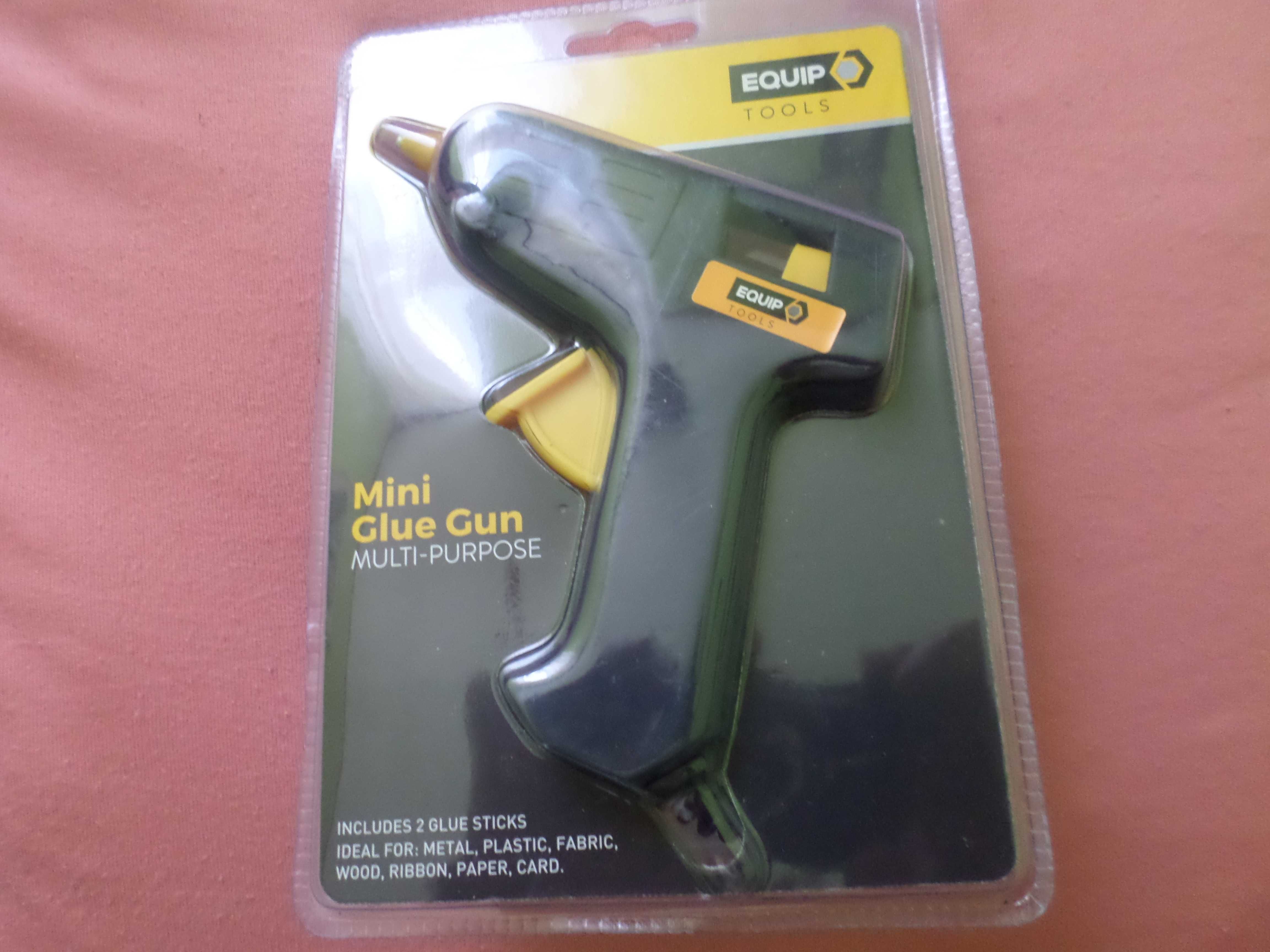 Mini "pistolet" do kleju na gorąco + 14 dodatkowych sztyftów kleju