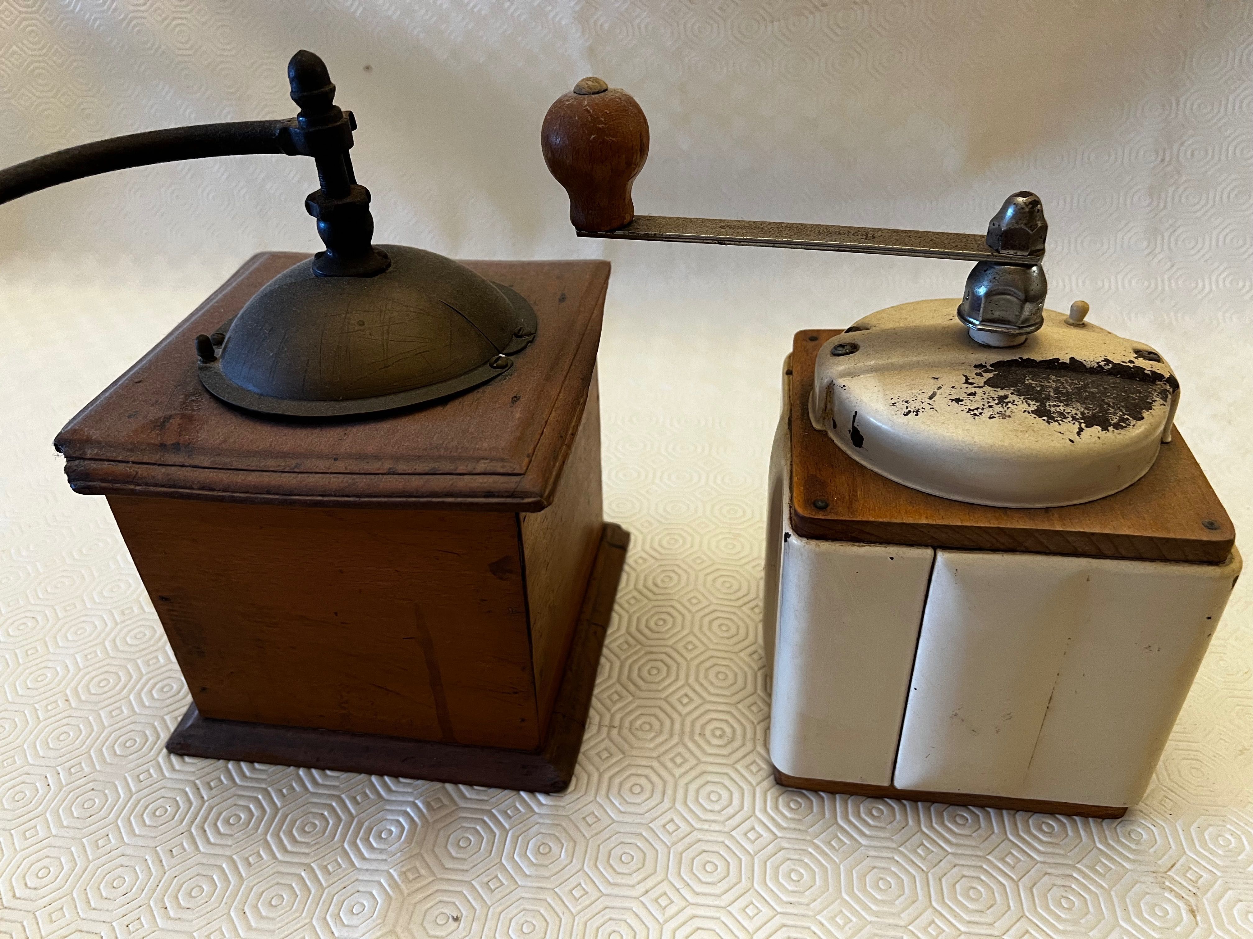 Moinhos de café antigos, um deles Peugeot Frères