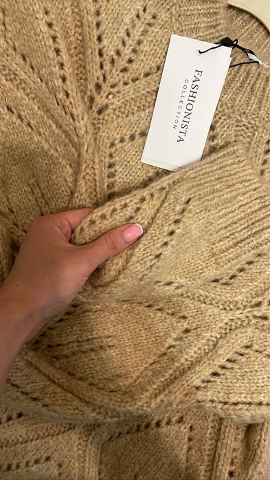 Вʼязаний светрик пшеничного кольору