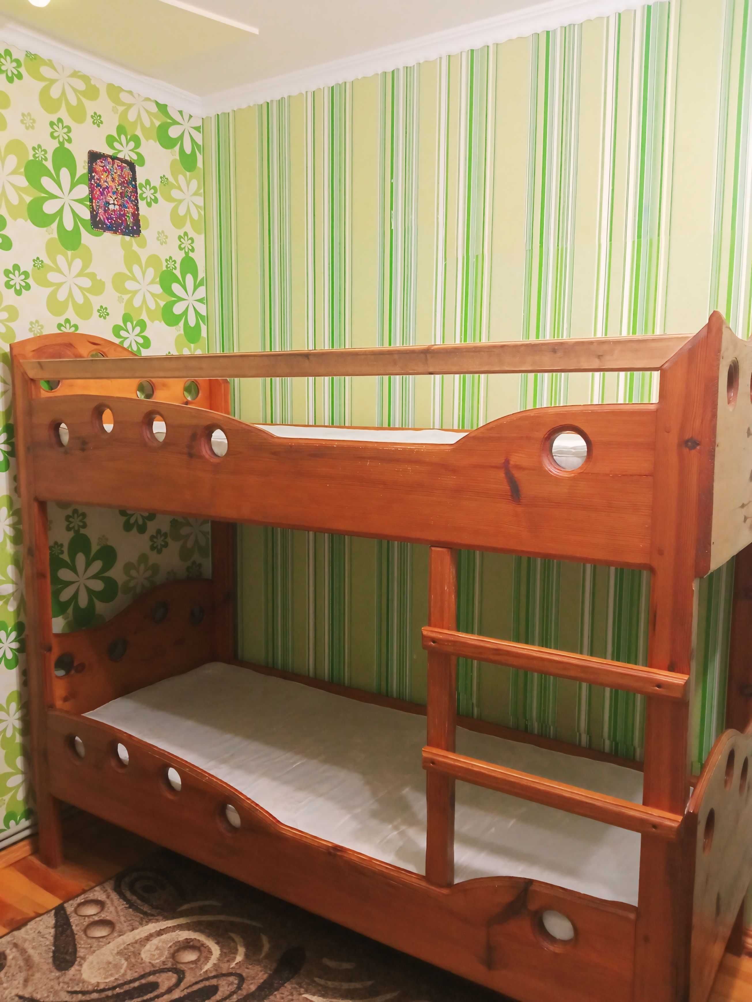 Продам двоповерхове ліжко з матрацами!