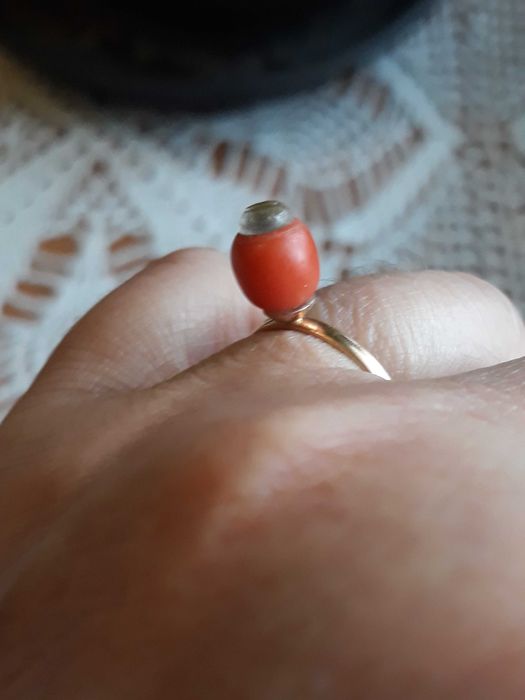 Stary złoty pierścionek z koralem .