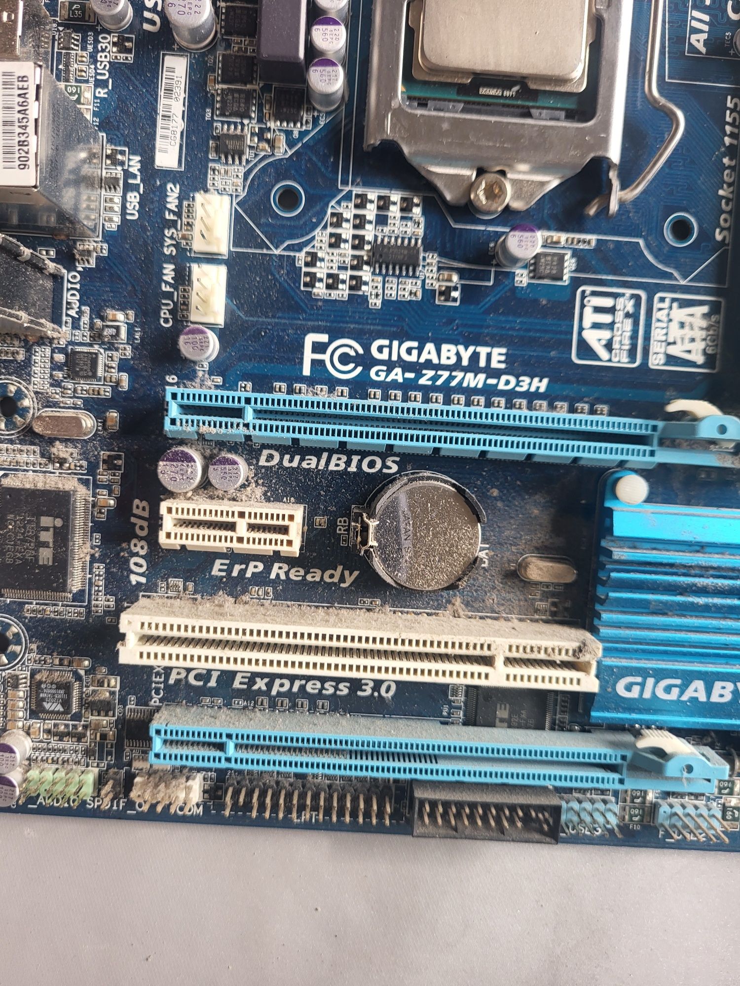 Sprzedam płyte główną Gigabate Z77M-D3H (Ze zdjecia bez procesora )
