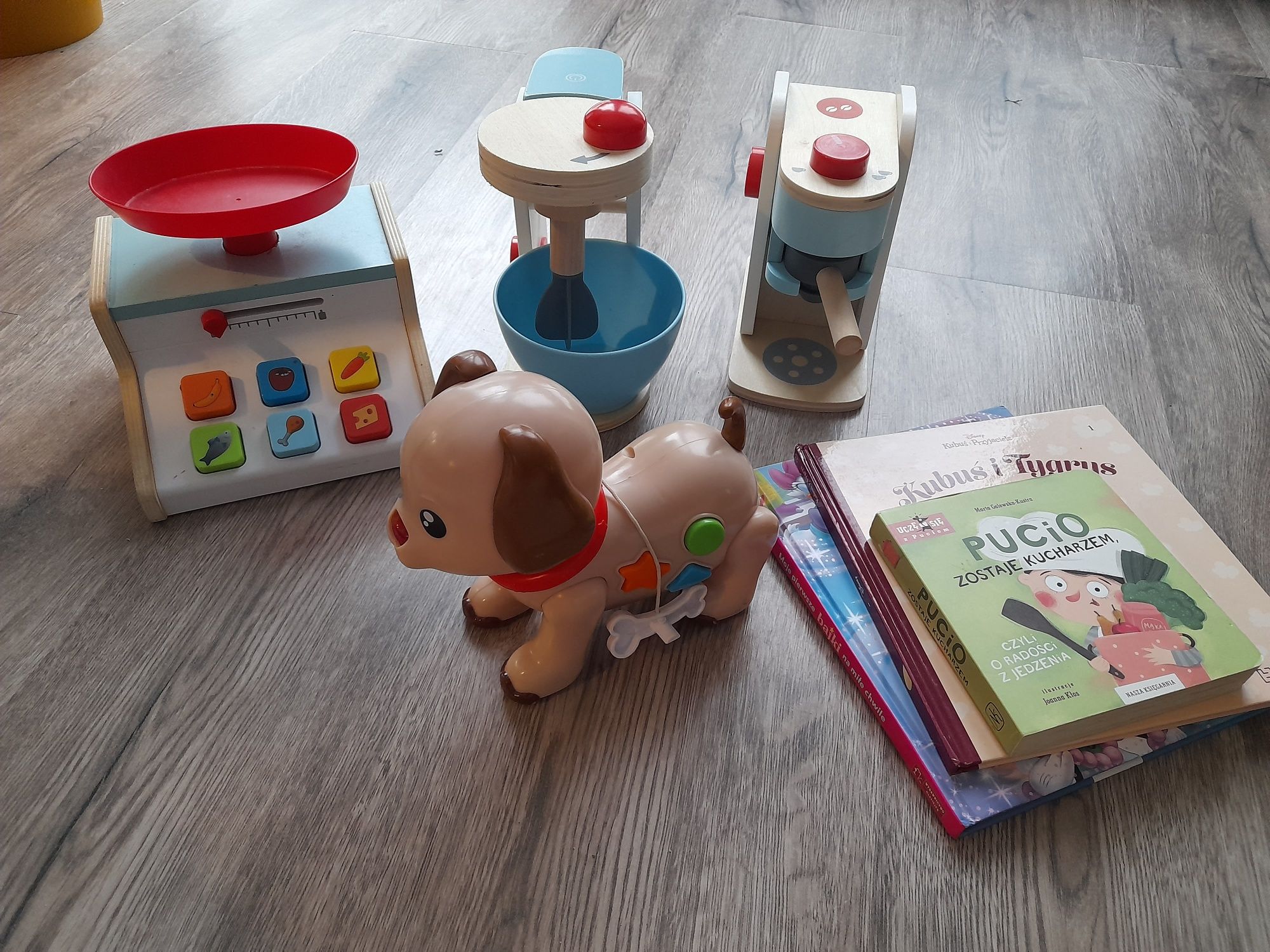 Drewniane zabawki, grający piesek gratis 3 książki Pucio, Kubuś i Miki