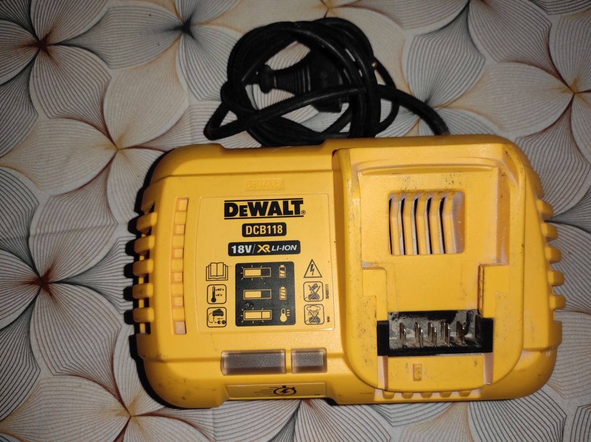 Ładowarka dewalt dcb 118