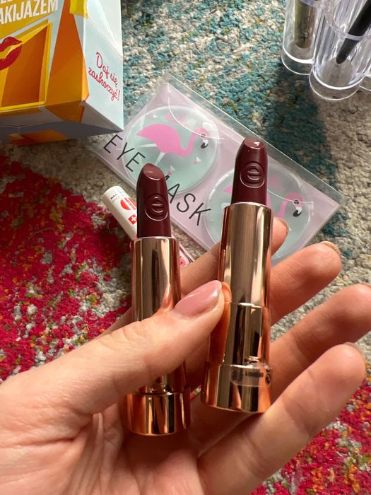 2 помады essence