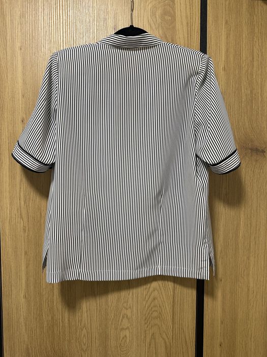 Camisa preta e branca às riscas