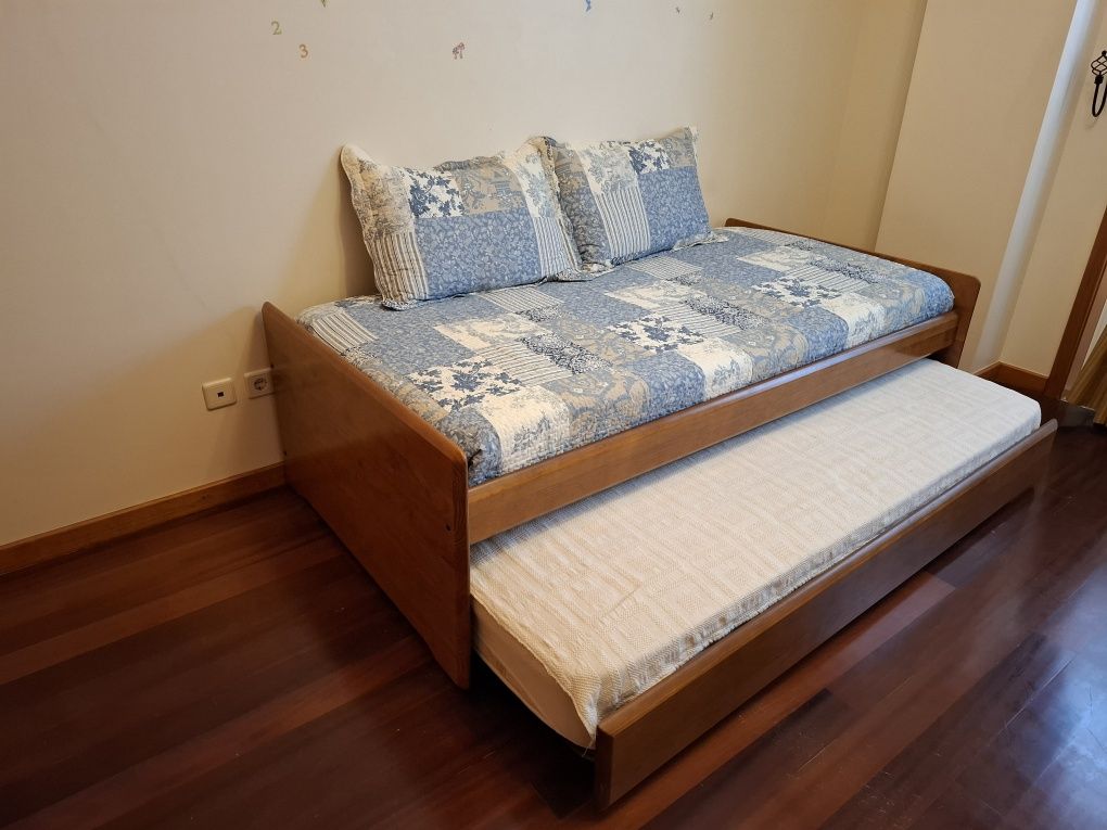 Cama dupla com colchões - CERNE