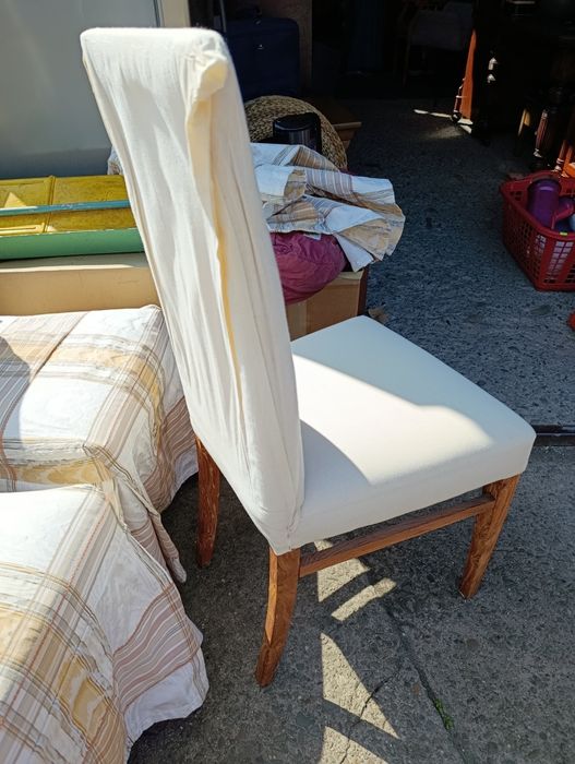 Krzesła drewniane z pokrowcem