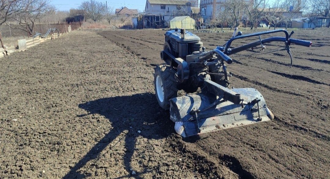 Вспашка земли мотоблоком, трактором.