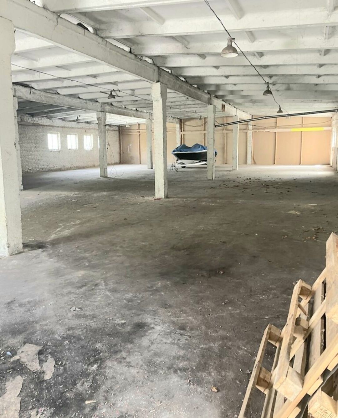 Склад. Площа S = 358 m2.  Асфальт. Можна під ФУРУ