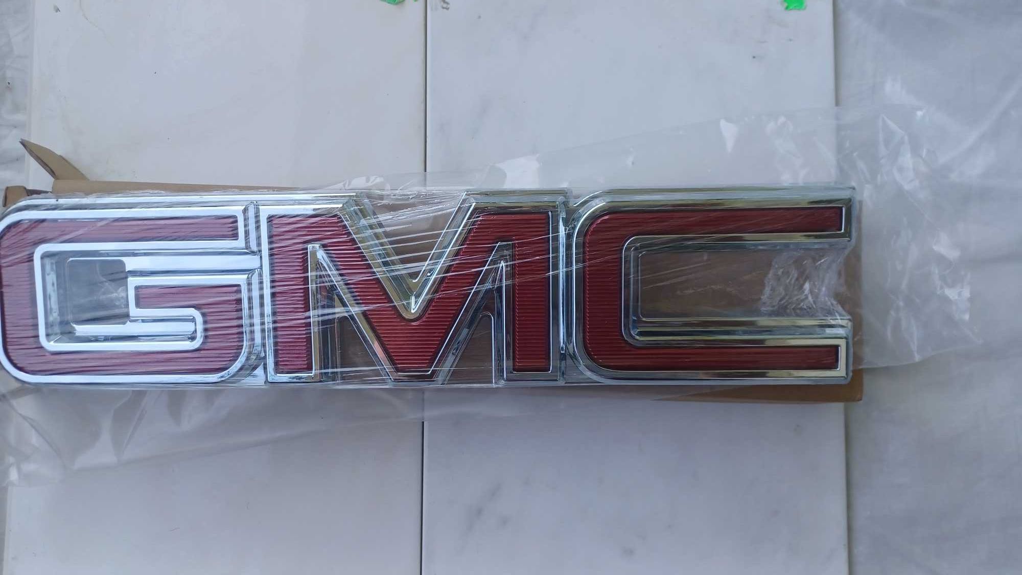 84321763 Эмблема значок буквы GMC