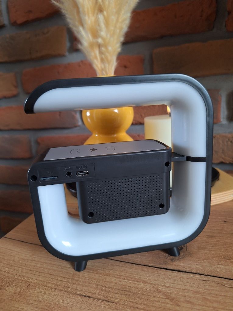 Lampka LED, ładowarka indukcyjna, zegar