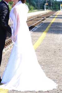 Piękna biała haftowana suknia ślubna z trenem Lilian West 6353 rozm.38