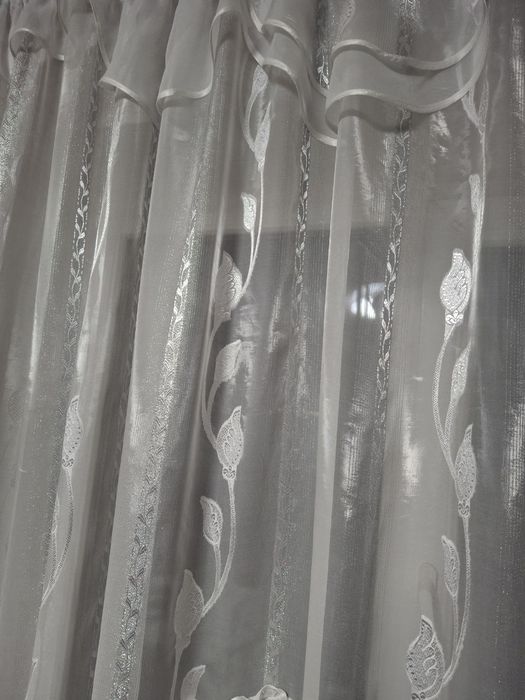 Штора-арка біло-срібляста в ідеальному стані