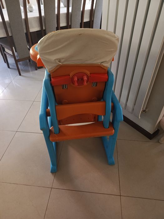 Stolik do karmienia i zabawy 2 w 1