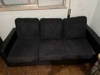 Sofa preto.
