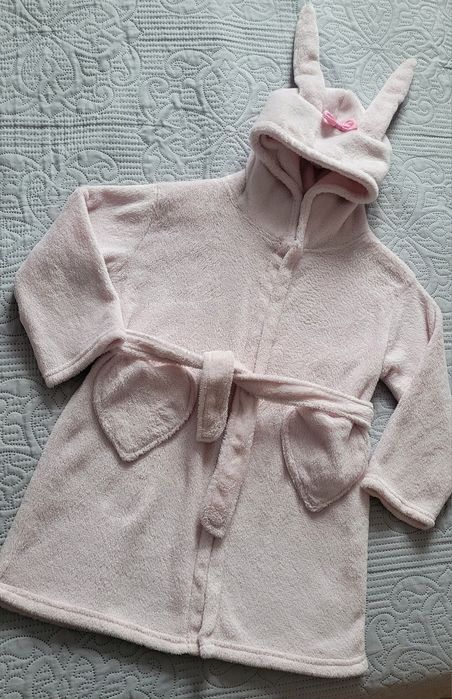 Śliczny pudrowy szlafrok kąpielowy dla dziewczynki wiązany w pasie