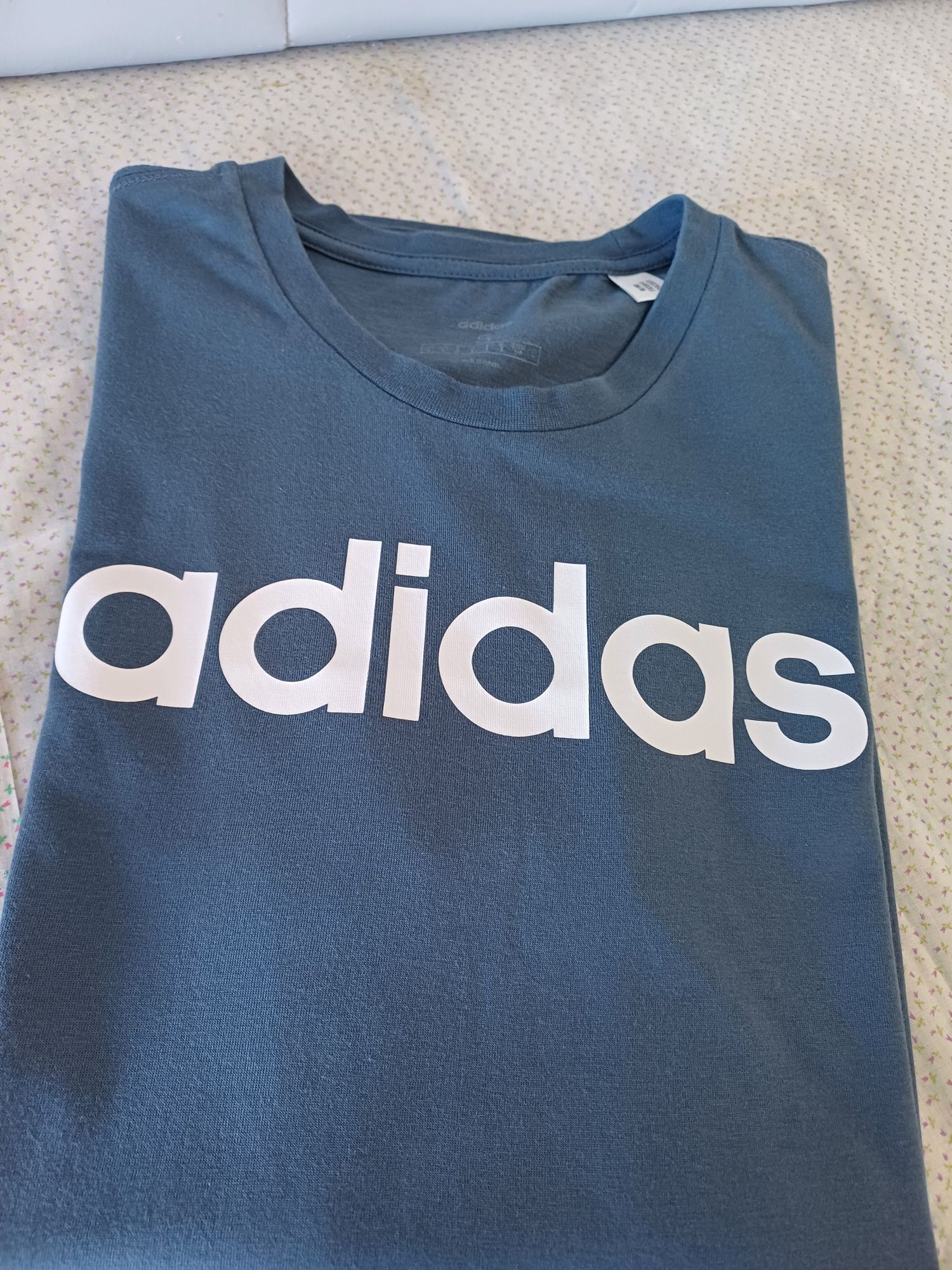 Camisola adidas como nova.