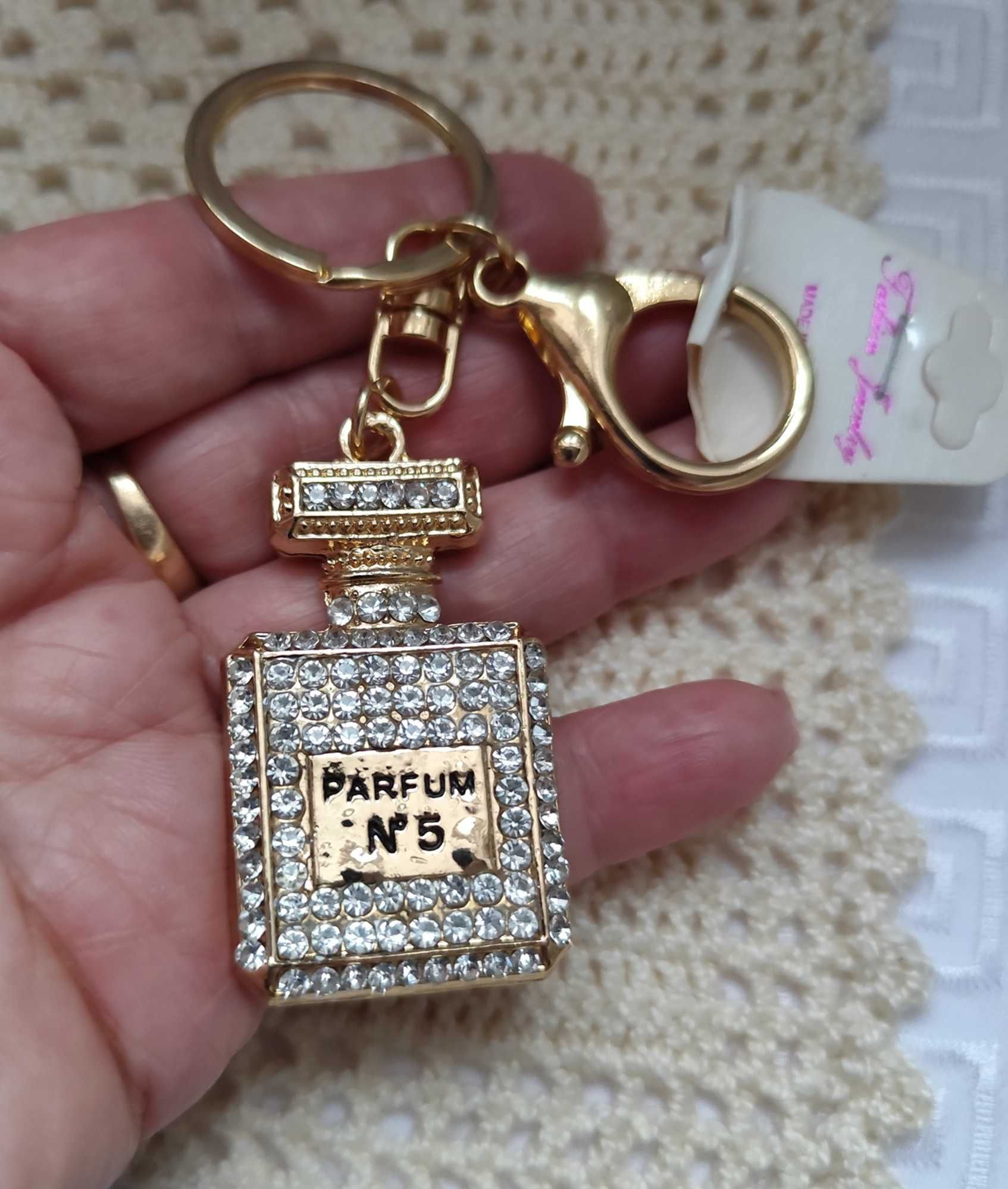 Zjawiskowy w cyrkoniach No5 perfumy chanel  brelok złoty zawieszka