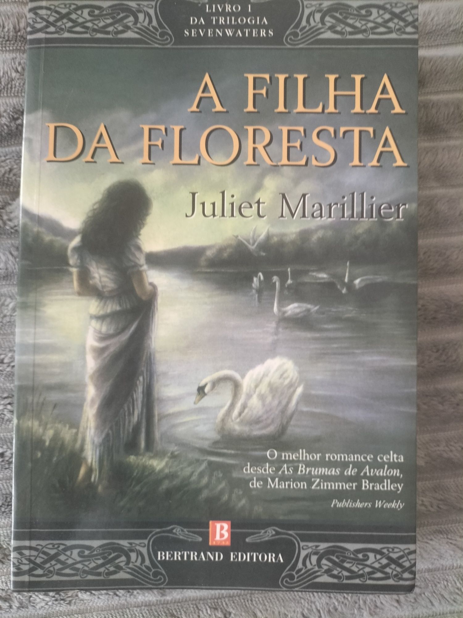 Livro "A filha da floresta" de Juliet Marillier.