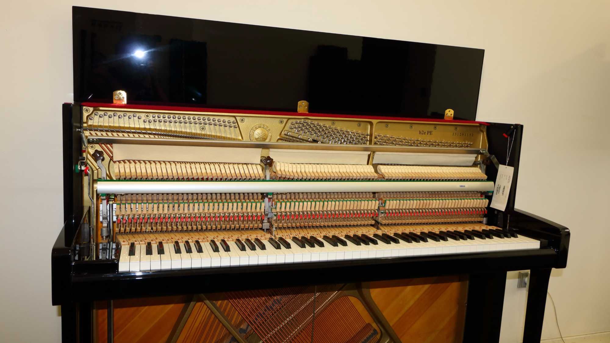 Piano Vertical Yamaha B2e PE – Como Novo, Afinado, com Banco