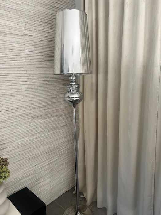 Lampa stojąca do salonu