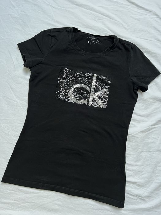 czarna bluzka t-shirt z cekinami Calvin Klein