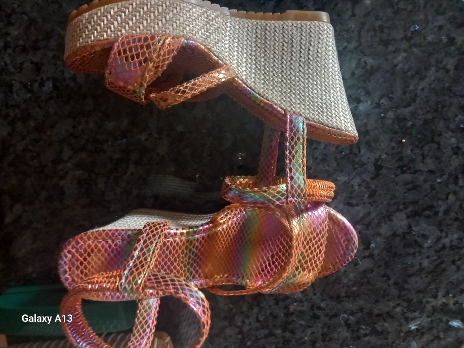 Sandálias completamente novas tamanho 36