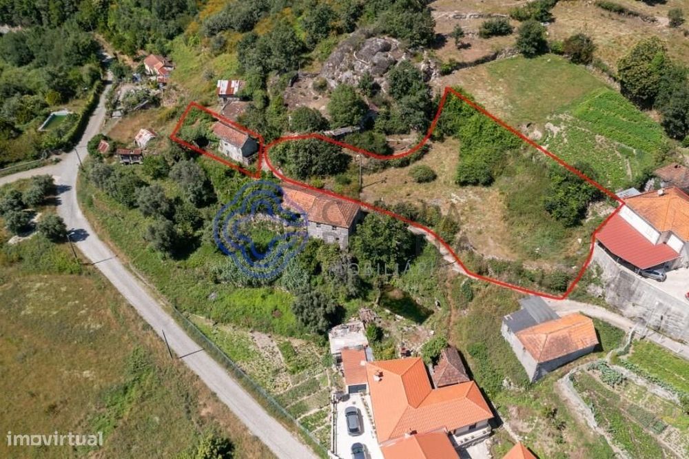 Casa De 2 Pisos Totalmente Em Pedra, Para Reabilitação Total E Quintal