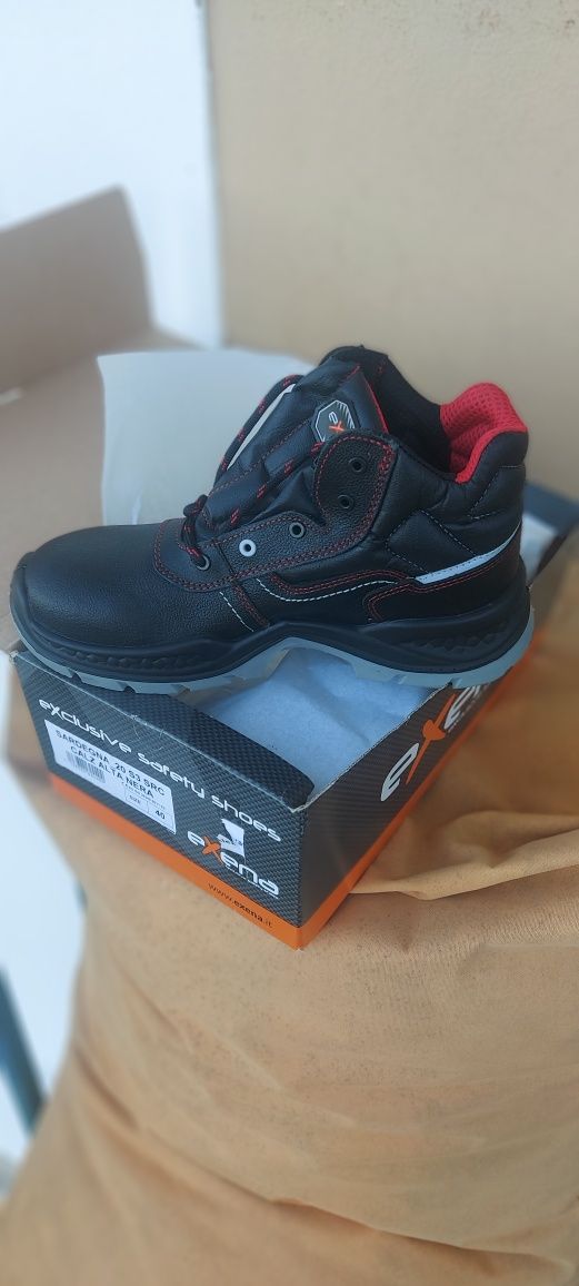 2 pares de Botas novas e Fato impermeável const. civil