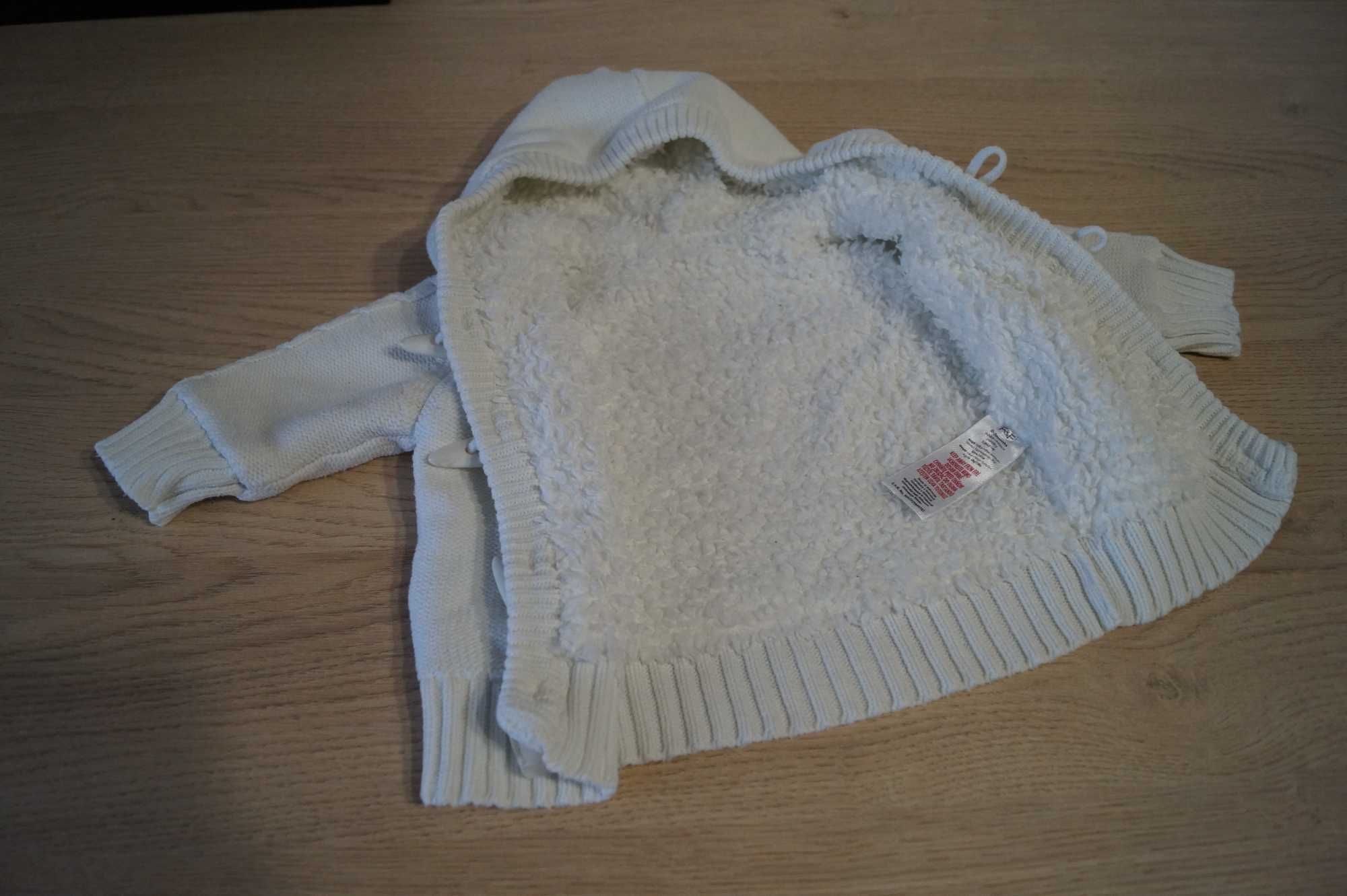 Biały ciepły sweterek F&F na kołki noworodek 0/3 mce 56/62 CHRZEST