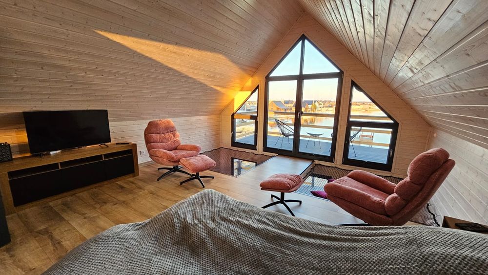 Wolne terminy, dom letniskowy z prywatną plażą i jacuzzi nad jeziorem.