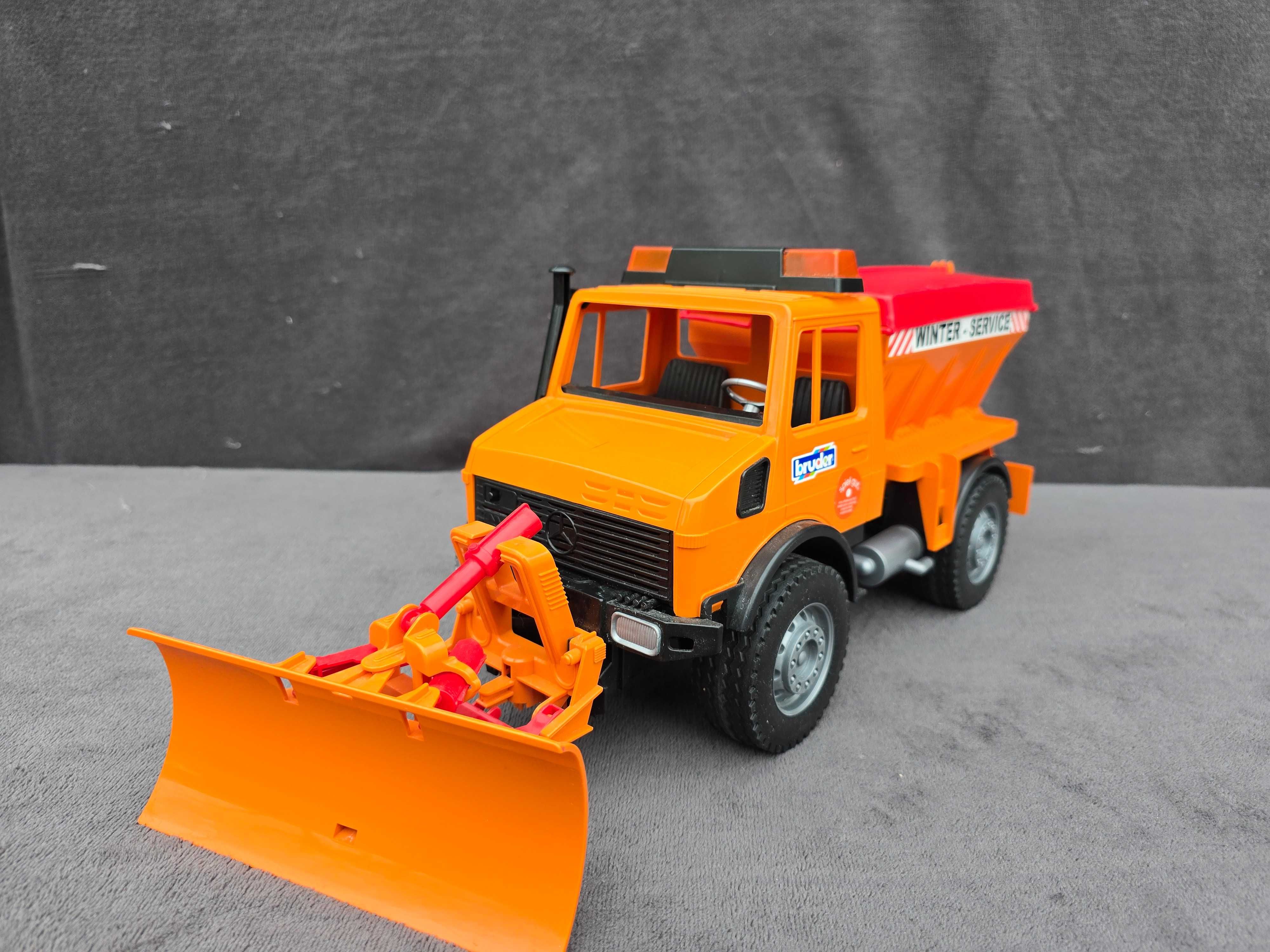 Unimog odśnieżarko-piaskarka Bruder
