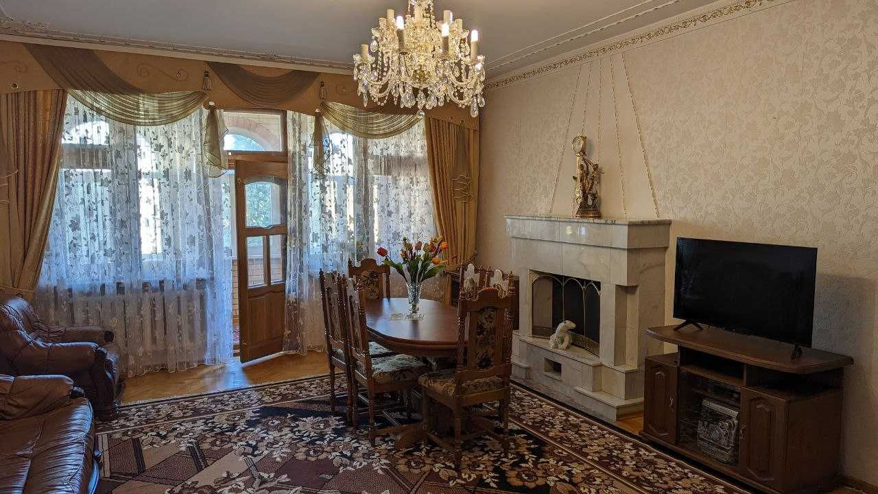 Продається добротний будинок в Центрі! Для великої родини