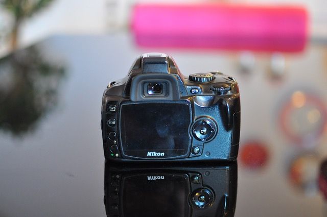 Câmera Nikon D90 com objectiva Nikkor AF-S 18-55 DX.