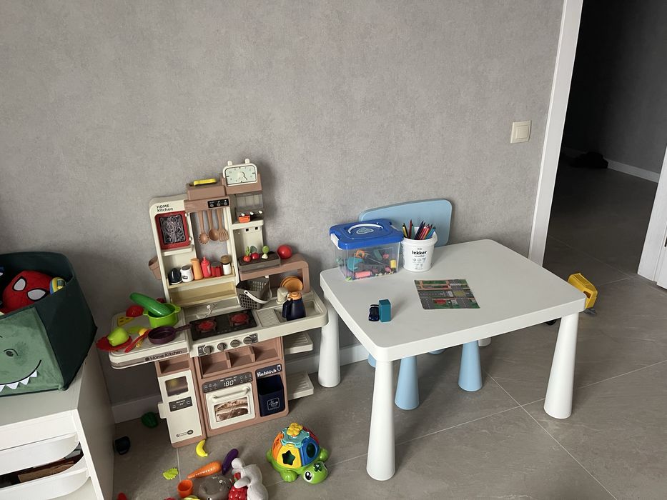 Дитячі ікрашки ,кухня ,стол та стільці з Ікеа