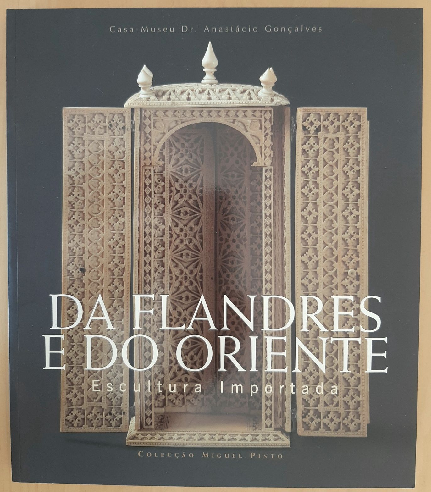 Da Flandres e do Oriente - Esculturas importadas em marfim e madeira