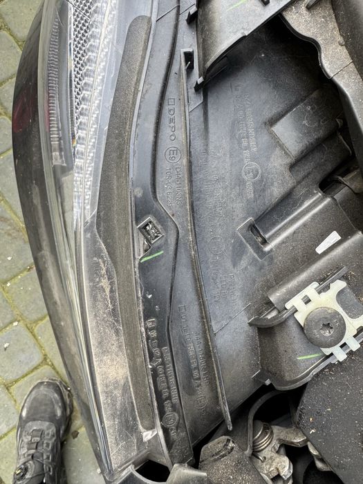 Reflektory Lampy Bmw e90/e91 ,Biale ringi ,100% sprawne .