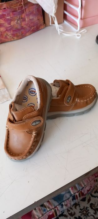 Sapatos de criança  em pele novos