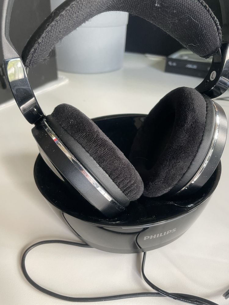Bezprzewodowe słuchawki nauszne Philips SHD8850/12 w kolorze czarnym.