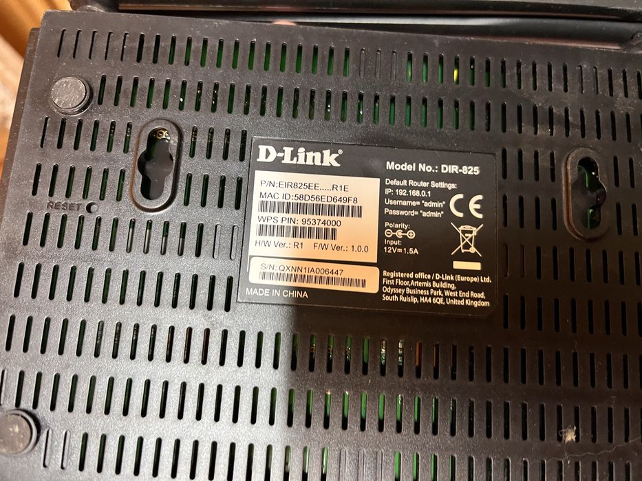 Router D-Link DIR-825